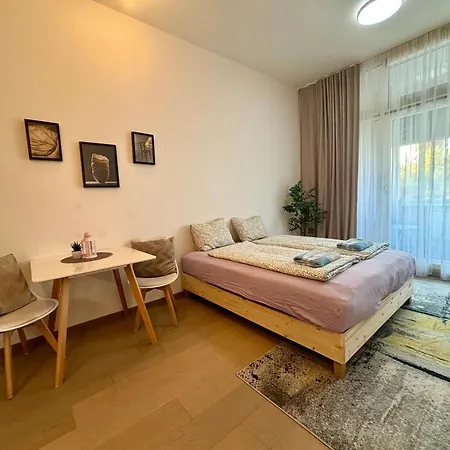 New, Beautiful With Parking In Location! Apartament *