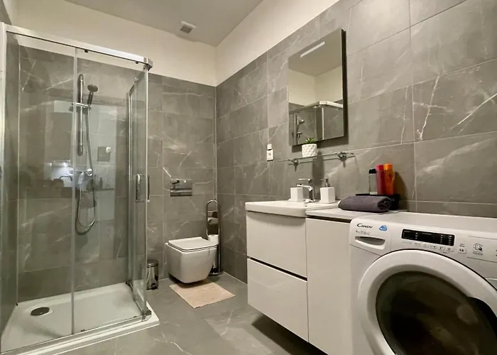 Apartman New, Beautiful With Parking In Location!