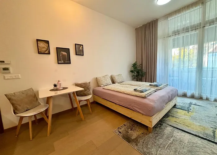 New, Beautiful With Parking In Location! Apartman *