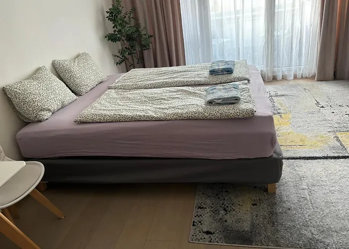 Apartman New, Beautiful With Parking In Location!