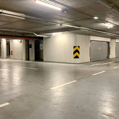 New, Beautiful With Parking In Location! 브라티슬라바