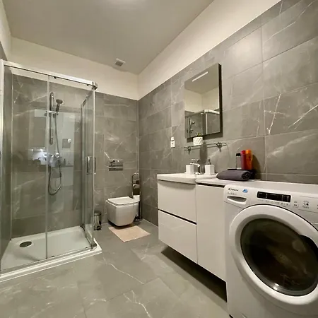 아파트 New, Beautiful With Parking In Location!
