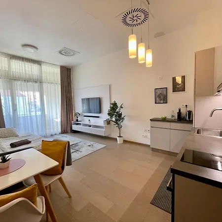아파트 New, Beautiful With Parking In Location! *