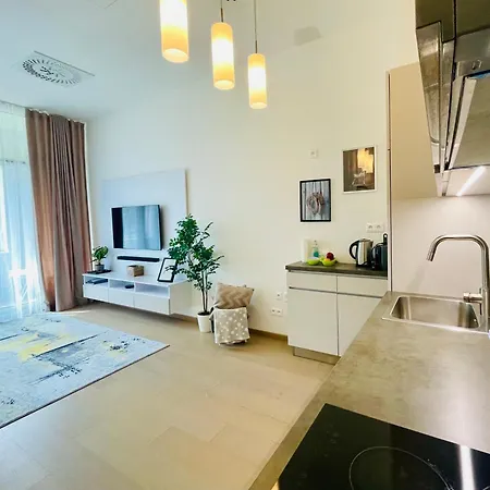 New, Beautiful With Parking In Location! * 브라티슬라바